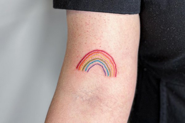 tatouage arc-en-ciel