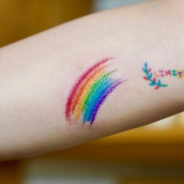 tatouage arc-en-ciel