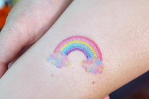 tatouage arc-en-ciel